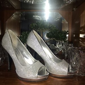 Dazzle them all with these awesome 👠 shoes